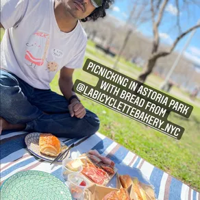 PICNICKING IN ASTORIA PARK WITH BREAD FROM @LABICYCLETTEBAKERY_NYC